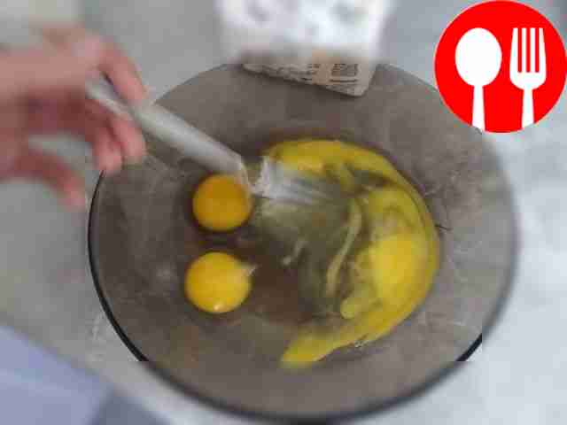 Взбейте два яйца и добавьте их в смесь.