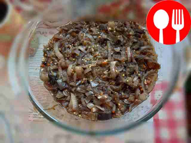 Баклажаны, тушеные с луком в микроволновке