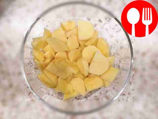 Порежьте картофель на мелкие кусочки.