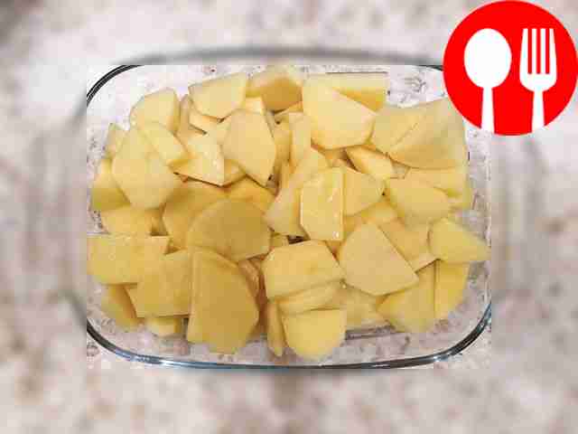 В форму для запекания уложите картофель и...