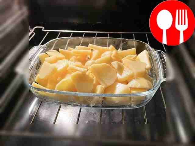 Запекайте картофель в духовке при температуре...