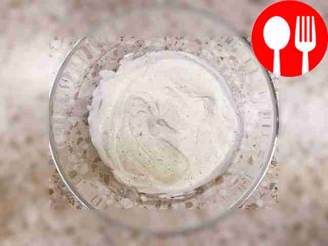 Приготовьте соус: натрите сыр и смешайте его...