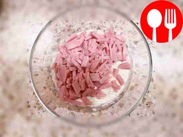 Порежьте ветчину ломтиками и перемешайте с соусом.