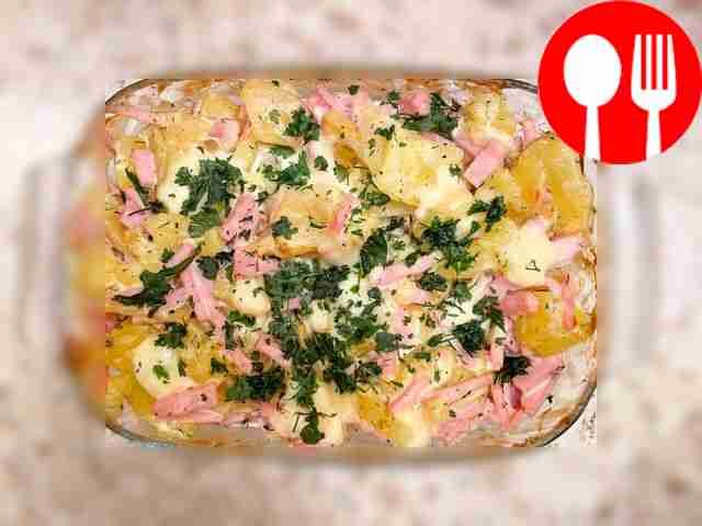 Картофель с ветчиной под сырным соусом