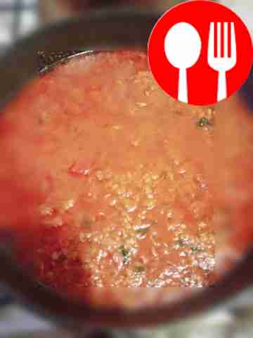 Положите на сковороду помидоры, посыпьте их...