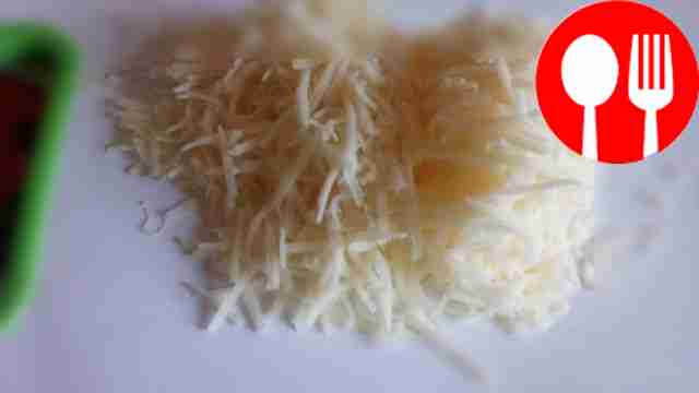 Натрите сыр на терке.