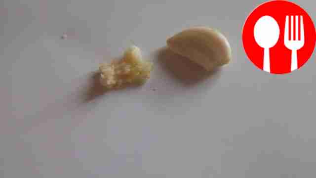 Порубите чесночные зубчики на мелкие кусочки.