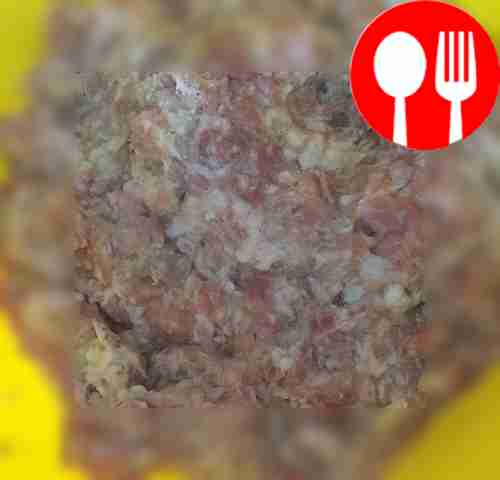 Сделайте фарш, очистите луковицу и измельчите...