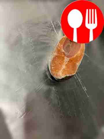 Заверните лосося в фольгу и жарьте на гриле...