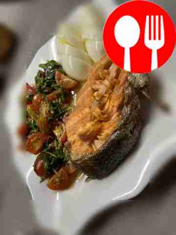 Лосось с салатом из томатов и зелени