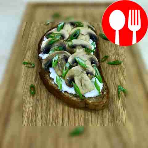 Bruschetta with champignons and ricotta