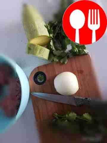 Кабачок натрите на мелкой тёрке, чеснок тоже...