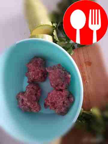 Смешайте кабачок, чеснок и зелень с оливками,...