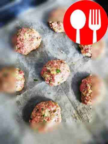 Сформируйте котлеты и уложите их на противень....