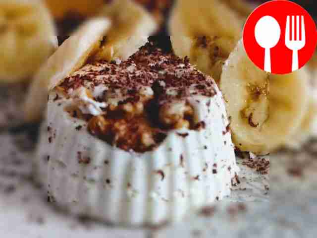 Творожный десерт с фруктами и орехами