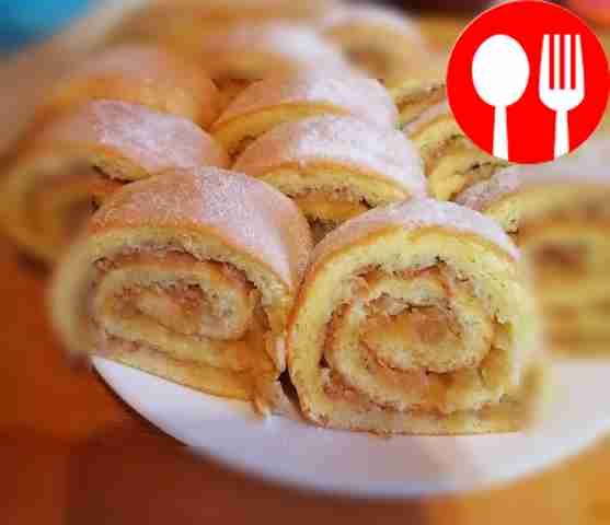 Бисквитный рулет с яблоком и орешками