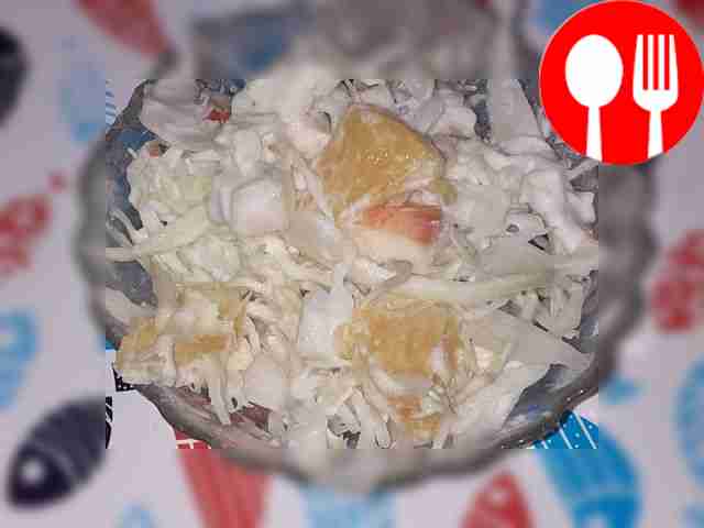 Витаминный салат из капусты, яблока и апельсина