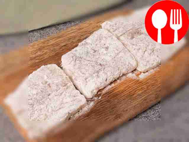 Разрежьте треску на небольшие кусочки,...