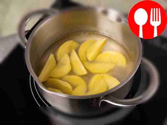 Налейте воду в кастрюлю, добавьте оливковое...