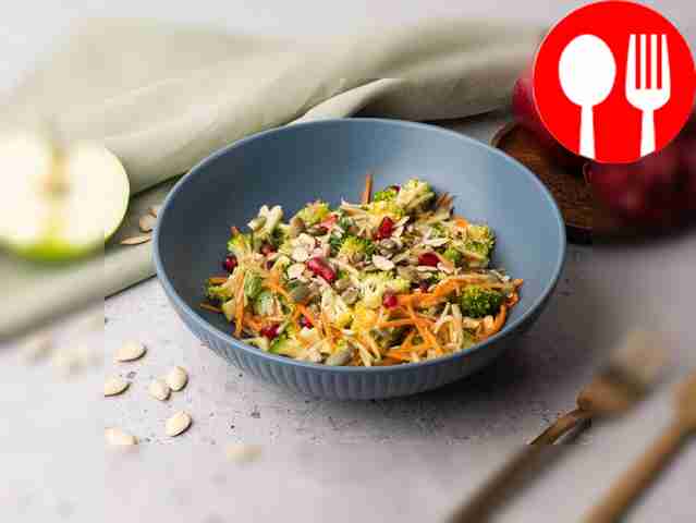 Салат из сырой брокколи с морковью и яблоком