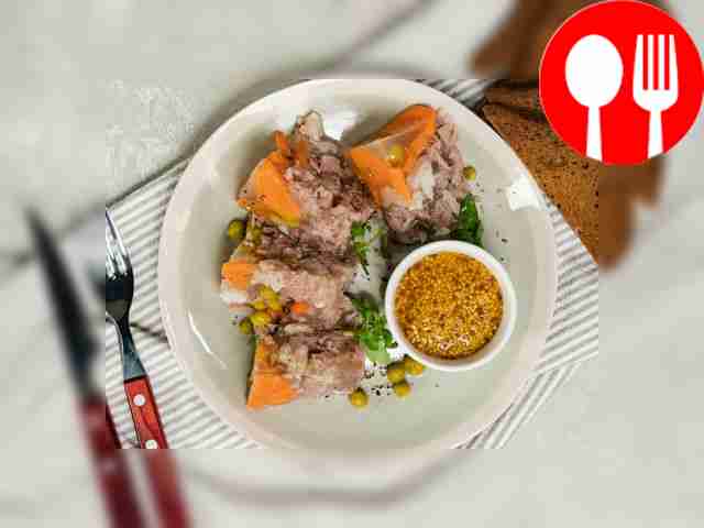 Serve jellied pork legs with mustard.