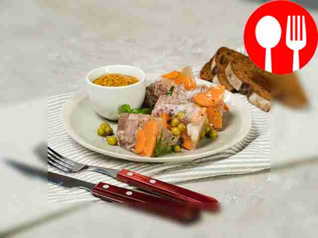 Jellied pork legs with peas