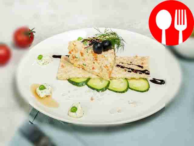 Салат с рисом и рыбными консервами