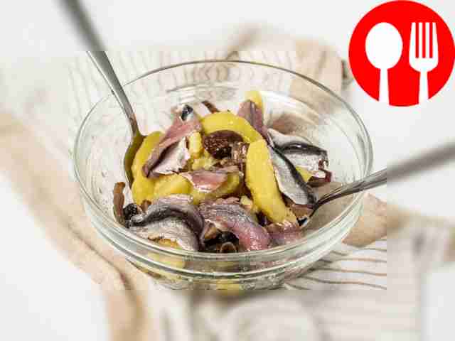 Prepare the salad. Mix the chopped champignons...