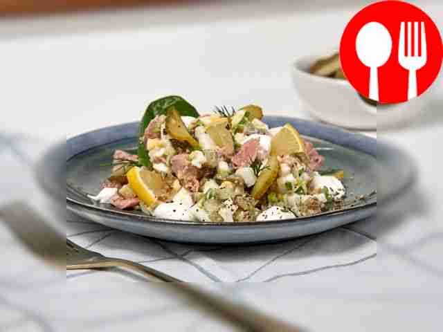 Салат с рыбными консервами и солеными огурцами