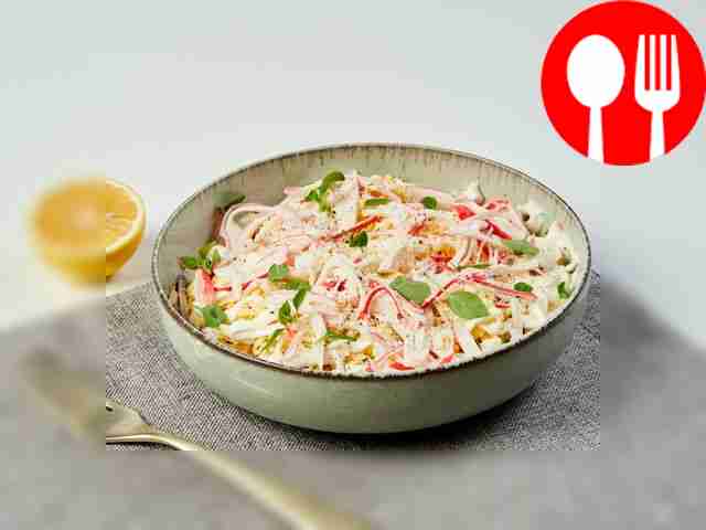 Салат «Нежность» с крабовыми палочками, сыром и яблоком