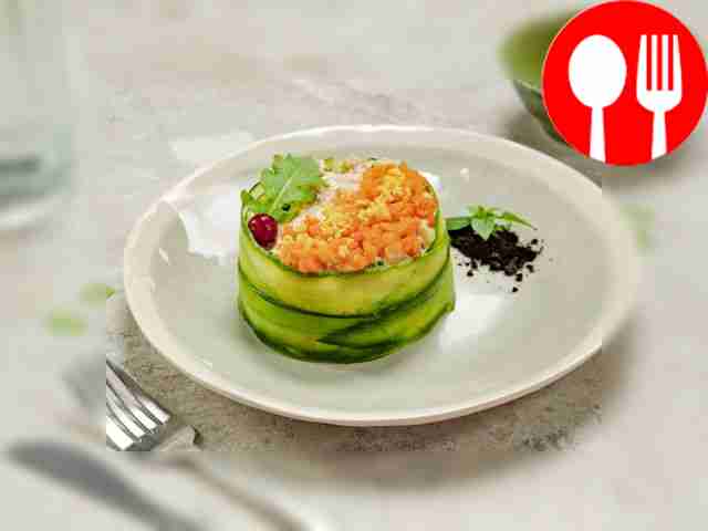 Салат из рыбных консервов со свежими огурцами