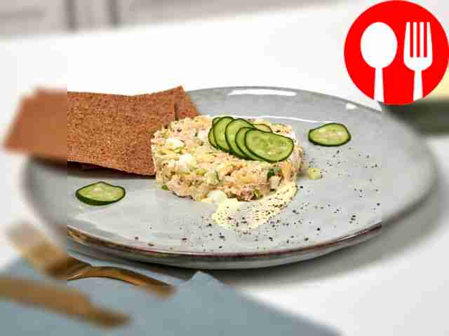 Салат рыбный со свежим огурцом