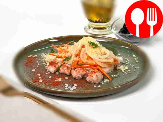 Рыбный салат с морковью и луком