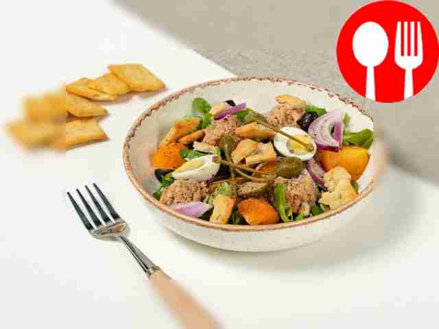 Рыбный салат с помидорами черри