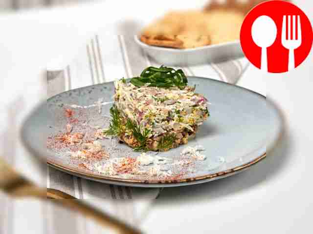 Салат с рисом, яйцом и рыбными консервами