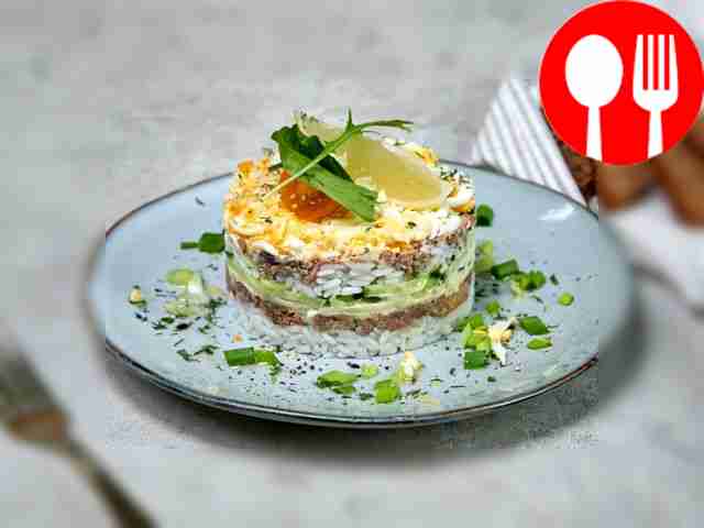 Салат из риса, лука и рыбных консервов