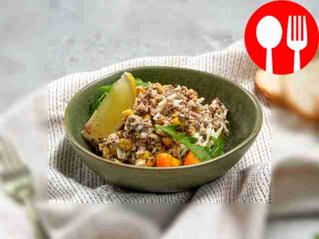 Рыбный салат с кукурузой и яйцом