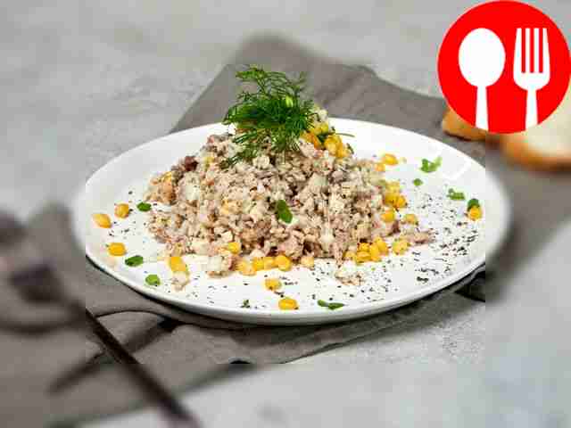 Салат из риса, яйца, рыбных консервов и лука Salad of rice, eggs, canned fish and onions