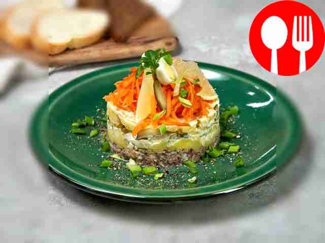 Салат слоеный с рыбными консервами и маринованными огурцами