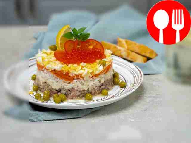 Классический рыбный салат с рисом и яйцом