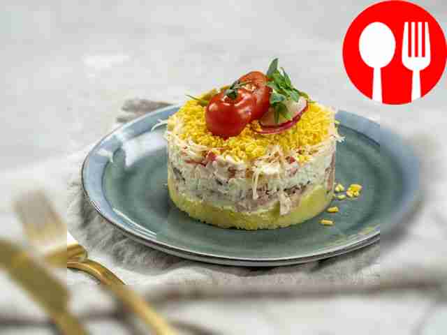 Салат рыбный из консервов с картошкой классический