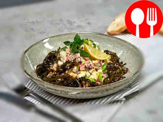 Салат из морской капусты с рыбными консервами