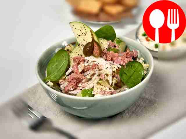 Салат с пекинской капустой и рыбными консервами