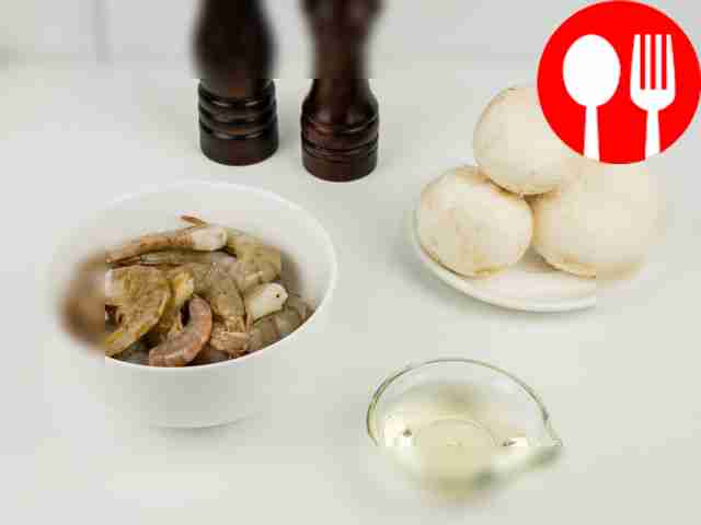 Rinse the mushrooms and shrimp. Clean the mushrooms.