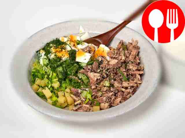 Приготовьте салат. Переложите нарезанные...