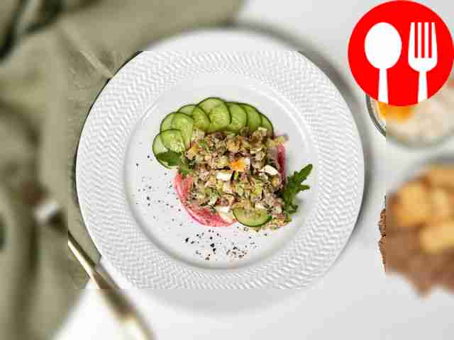 Салат из рыбы с зелёным луком подайте сразу...