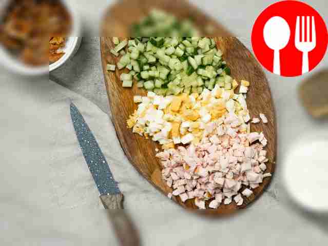 Подготовьте продукты. Яйца и огурец порежьте...