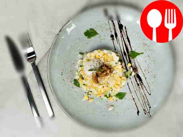 Подавайте салат «Нежность» вместе с грецкими...