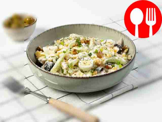 Салат «Нежность» с орехами, черносливом и огурцом