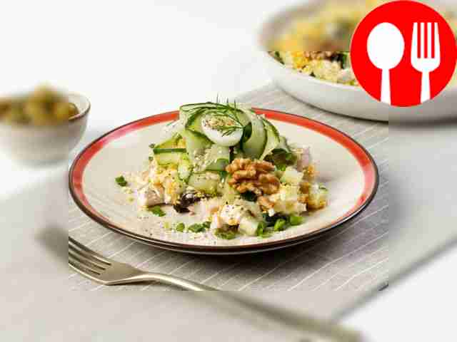 Салат «Нежность» с черносливом, курицей, огурцами и орехами